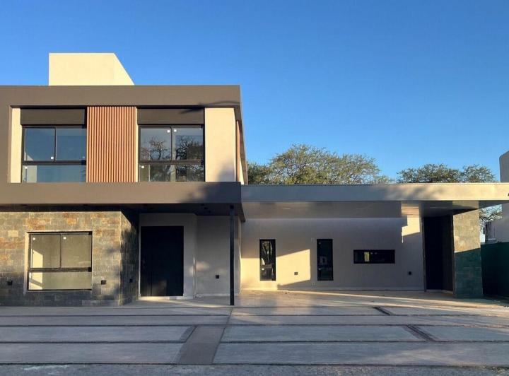 Casa · 337m² · 6 Ambientes · 2 Cocheras
