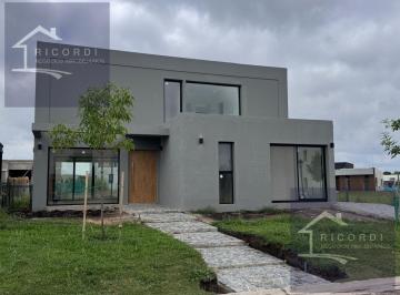 Casa · 180m² · 4 Ambientes · 2 Cocheras · Casa en Venta en Barrio Privado Santa Lucía
