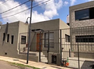 Casa · 73m² · 4 Ambientes · 1 Cochera · Casa Chalet en Venta en Tigre, G. B. a. Zona Norte, Argentina