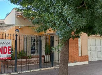 Casa · 230m² · 3 Dormitorios · 1 Cochera · Casa en Rivadavia