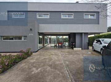Casa · 160m² · 4 Ambientes · 2 Cocheras · Casa en Jorge Newbery · Moderna con Pileta Seguridad 24hs