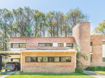 Casa · 282m² · 6 Ambientes · 3 Cocheras · Casa en Puerto Paraiso