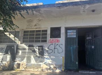 Bodega-Galpón · 622m² · Inmueble en Block en Venta con Salida a Dos Calles