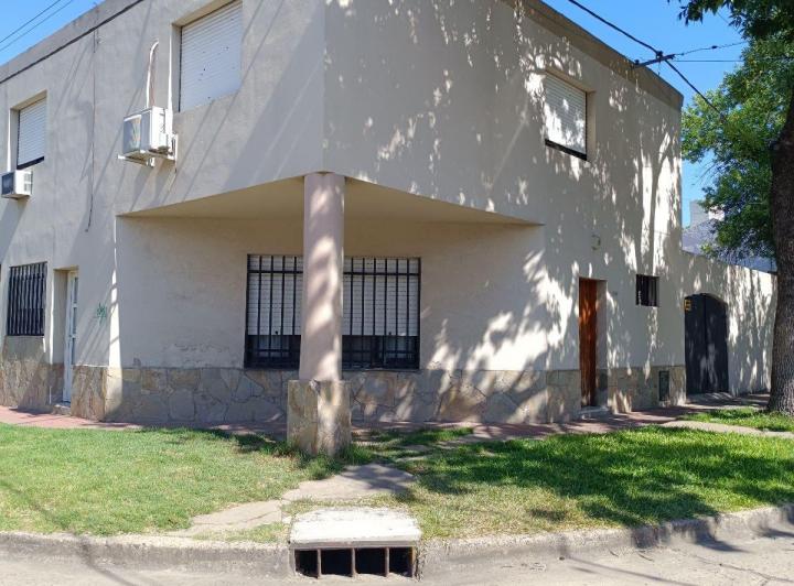 Casa · 160m² · 8 Ambientes · 2 Cocheras