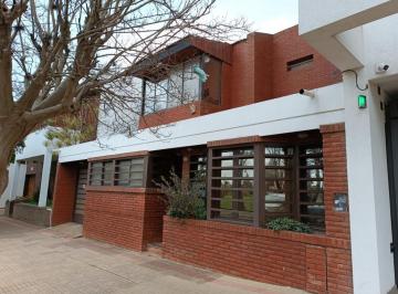 Casa · 193m² · 5 Ambientes · 24 E 38 y 39 - Espectacular Casa en Venta - Frente Al Parque Alberti