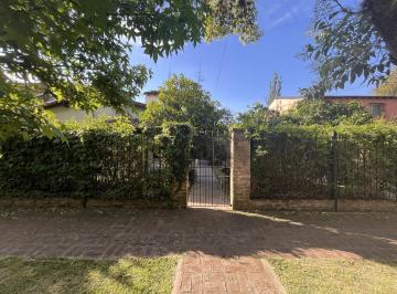 Casa · 120m² · 7 Ambientes · 2 Cocheras · Casa con Gran Terreno!