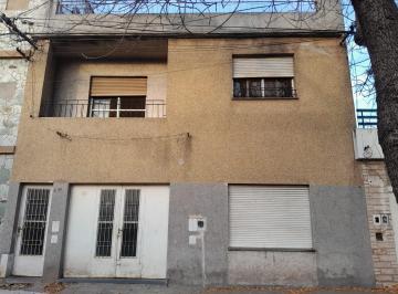 Casa · 193m² · 6 Ambientes · 1 Cochera · Venta/permuta - Casa - PH Al Frente - 4 Dorm. - Bella Vista, Rosario