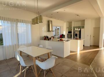 Casa · 150m² · 4 Ambientes · 4 Cocheras · Venta - Casa en Club de Campo San Francisco - Lote Interno de 1200 m²