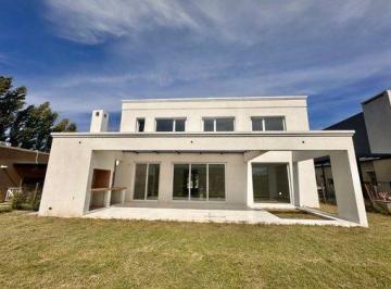 Casa · 203m² · 6 Ambientes · 2 Cocheras · Venta Casa Estrenar Lagoon Pilar 4 Dorm.
