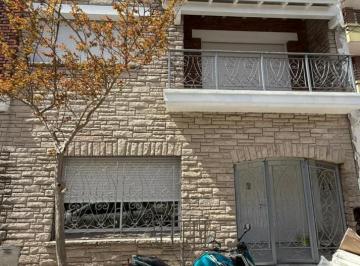 PH · 160m² · 4 Ambientes · 1 Cochera · Venta PH 4 Ambientes en Dos Plantas con Terraza y Cochera Zona Paseo Aldrey