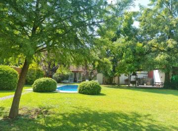 Casa · 150m² · 4 Ambientes · 5 Cocheras · Casa en Venta, 4 Ambientes en Parque Leloir - Permuta