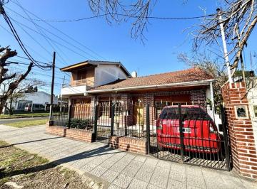 Casa de 5 ambientes, Almirante Brown · Chalet 5 Ambientes con Quincho y Pileta – Excelente Ubicación Apto Credito