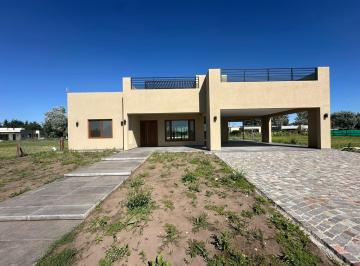 Casa · 240m² · 5 Ambientes · 5 Cocheras · Casa en Venta en San Eliseo Golf