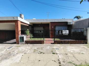 Casa · 139m² · 4 Ambientes · 1 Cochera · Casa 2 Dorm. Lado Rio Granadero Baigorria (Apta Credito)