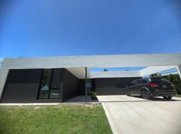 Casa · 212m² · 5 Ambientes · 4 Cocheras · Casa en Venta Ubicado en San Sebastian, Escobar, G. B. a. Zona Norte