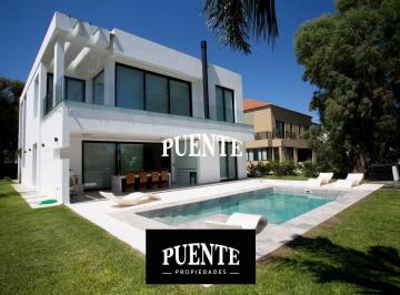 Casa · 290m² · 6 Ambientes · 10 Cocheras · Casa Moderna, Amueblada, en Saint Thomas