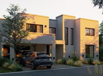 Casa · 270m² · 5 Ambientes · 6 Cocheras · Venta de Casa 5 Ambientes en Barrio Cerrado Village Joven