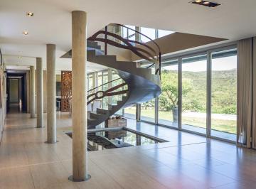 Casa · 331m² · 5 Ambientes · 2 Cocheras · Imponente Casa en Corral de Barrancas