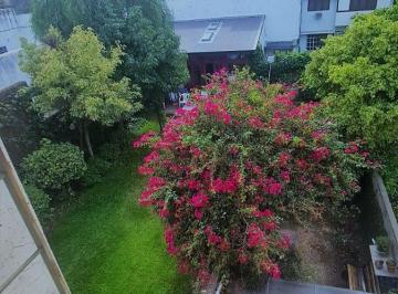 Casa de 5 ambientes, Parque Chacabuco · Tu Próxima Casa: Triplex Impecable, 4 Dorm., Jardín y Cochera. ¡Ubicación Ideal!