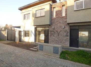 Casa · 90m² · 4 Ambientes · 1 Cochera · 513 Entre 142 y 143 Dúplex Casa en Complejo Cerrado en Venta. Financiacion!