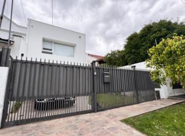 Casa · 204ha · 3 Dormitorios · 1 Cochera · Venta Casa 4 Ambientes - Parque Luro - Pileta Climatizada