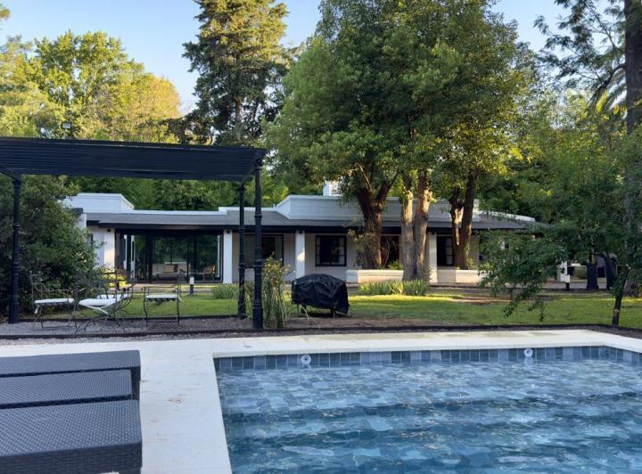 Casa · 225m² · 5 Ambientes · 2 Cocheras