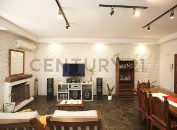 Casa · 155m² · 5 Ambientes · 1 Cochera · Casa en Venta en La Plata, 3 Dorm.