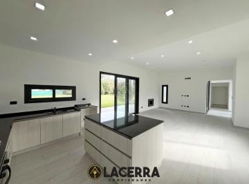 Casa · 300m² · 4 Ambientes · 2 Cocheras · Casa 4 Ambientes en Venta en Lujan