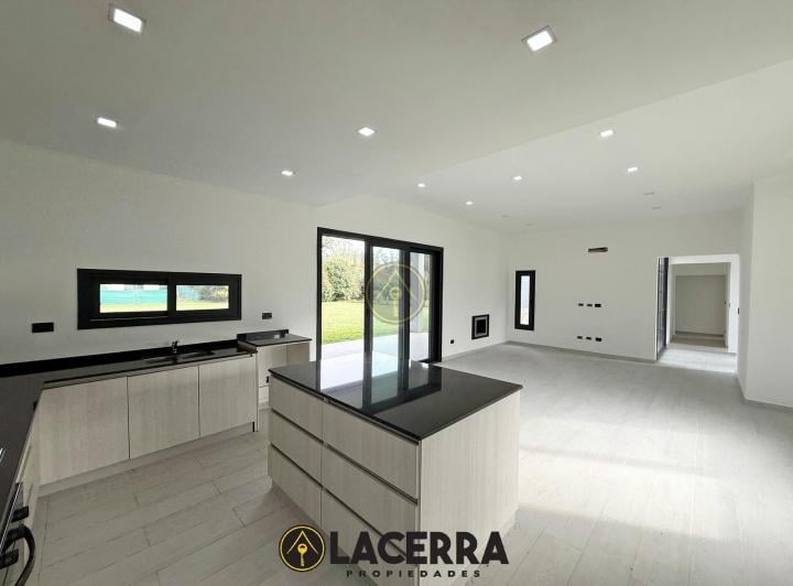 Casa · 300m² · 4 Ambientes · 2 Cocheras