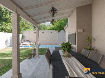 Casa · 157m² · 6 Ambientes · 1 Cochera · Dúplex en Venta con Pileta, Galería y Patio! | Jardín Claret | Ubicación Estratégica!