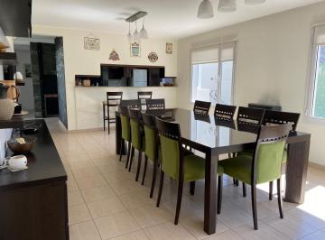 Casa de 6 ambientes, Rawson · Dueño Directo, Gran Oportunidad en Rawson, con 4 Habitaciones! Lista Para Habitar