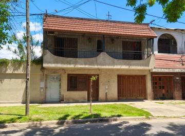 Casa · 240m² · 8 Ambientes · 1 Cochera · Casa a Reciclar de 6 Dorm. y Cochera Sobre Lote de 285 m²