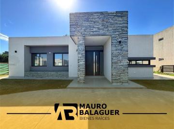 Casa · 143m² · 4 Ambientes · 4 Cocheras · Casa en Los Talas - 3 Dorm. - con Pileta. Canning