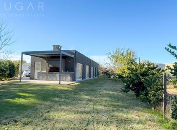 Casa · 130m² · 4 Ambientes · 2 Cocheras · Venta - Casa en Barrio Los Arces
