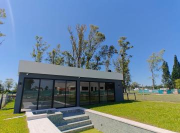 Casa · 160m² · 4 Ambientes · 2 Cocheras · Casa con Pileta en Santa Sofia