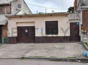 PH · 70m² · 2 Ambientes · 1 Cochera · Venta de PH Al Frente 2 Ambientes con Patio, Terraza y Cochera en Bernal