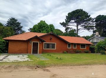 Casa · 130m² · 4 Ambientes · Casa en Alquiler Temporario Pileta en Pinamar 5 Personas