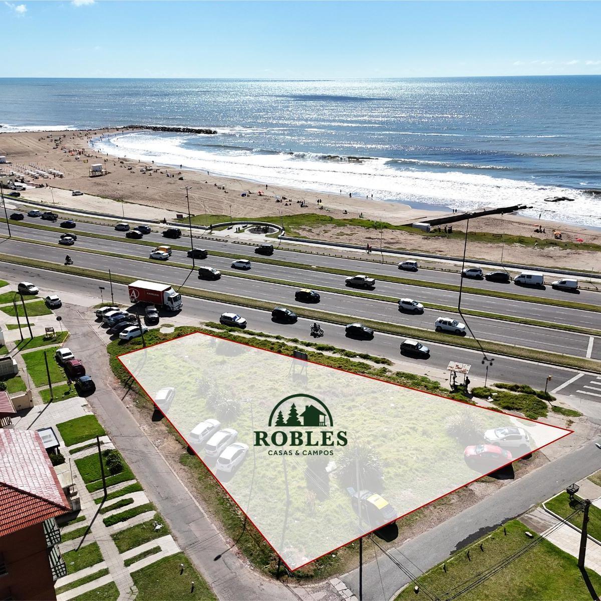 Lote triangular de 710m² frente al mar en zona Norte