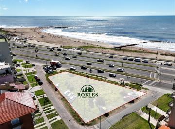 Terreno · 710m² · Importante Lote Triangular Frente Al Mar, en Zona Norte.