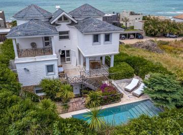 Casa · 250m² · 5 Dormitorios · 2 Cocheras · Casa con Vista Al Mar en Alquiler de 5 Dorm. en Punta Piedras