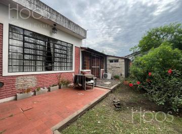 Casa · 200m² · 4 Ambientes · 2 Cocheras · Casa 4 Amb. en Venta en Ituzaingó Norte en Dos Lotes, 700 m², Ideal Inversor! Acepta Permuta!