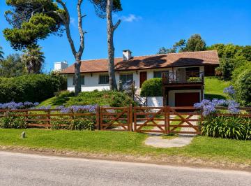 Casa · 200m² · 4 Ambientes · 2 Cocheras · Casa 3 Dorm. con Pileta Alquiler Temporario en Pinamar