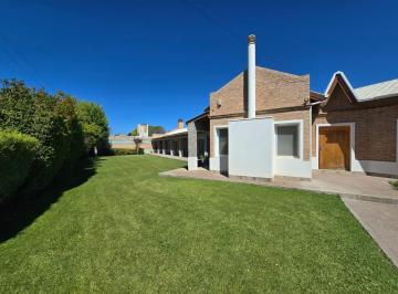 Casa · 410m² · 6 Ambientes · 6 Cocheras · Venta Casa Gerencial 6 Ambientes con Pileta y Cocheras.