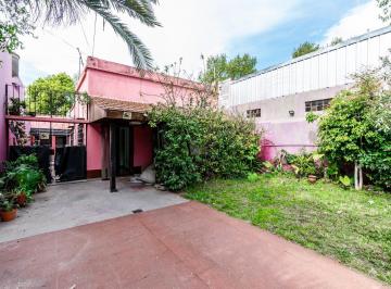 Casa · 115m² · 4 Ambientes · 2 Cocheras · Venta Hermosa Casa 4 Amb con Patio y Jardin