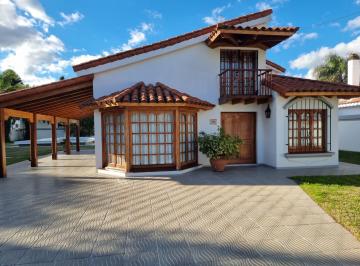 Casa · 216m² · 3 Dormitorios · 2 Cocheras · Casa Residencial Barrios Las Quintas