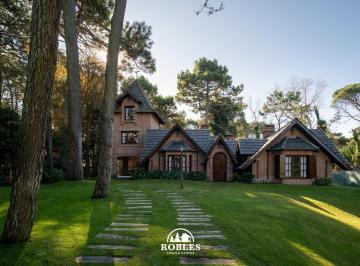 Casa · 259m² · 5 Ambientes · Importante Residencia en El Excelente Entorno de Carilo