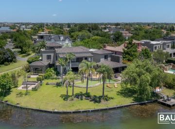 Casa · 700m² · 8 Ambientes · 2 Cocheras · Casa en Venta en Los Castores, Nordelta, Tigre