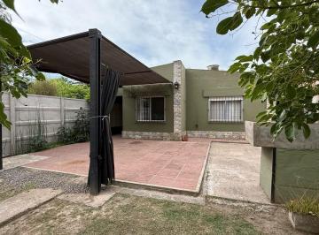 Casa · 401m² · 3 Ambientes · 1 Cochera · Hermosa Casa con un Jardín Encantador Lleno de Verde Donde Los Momentos Se Vuelven Inolvidables
