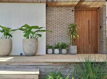 Casa · 300m² · 5 Ambientes · Casa de Diseño en Costa Esmeralda