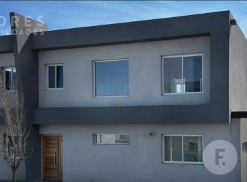 Casa · 240m² · 5 Ambientes · 2 Cocheras · Casa en Venta con Renta, 5 Ambientes, 4 Dorm., 4 Baños, Lagoon Pilar, Pilar